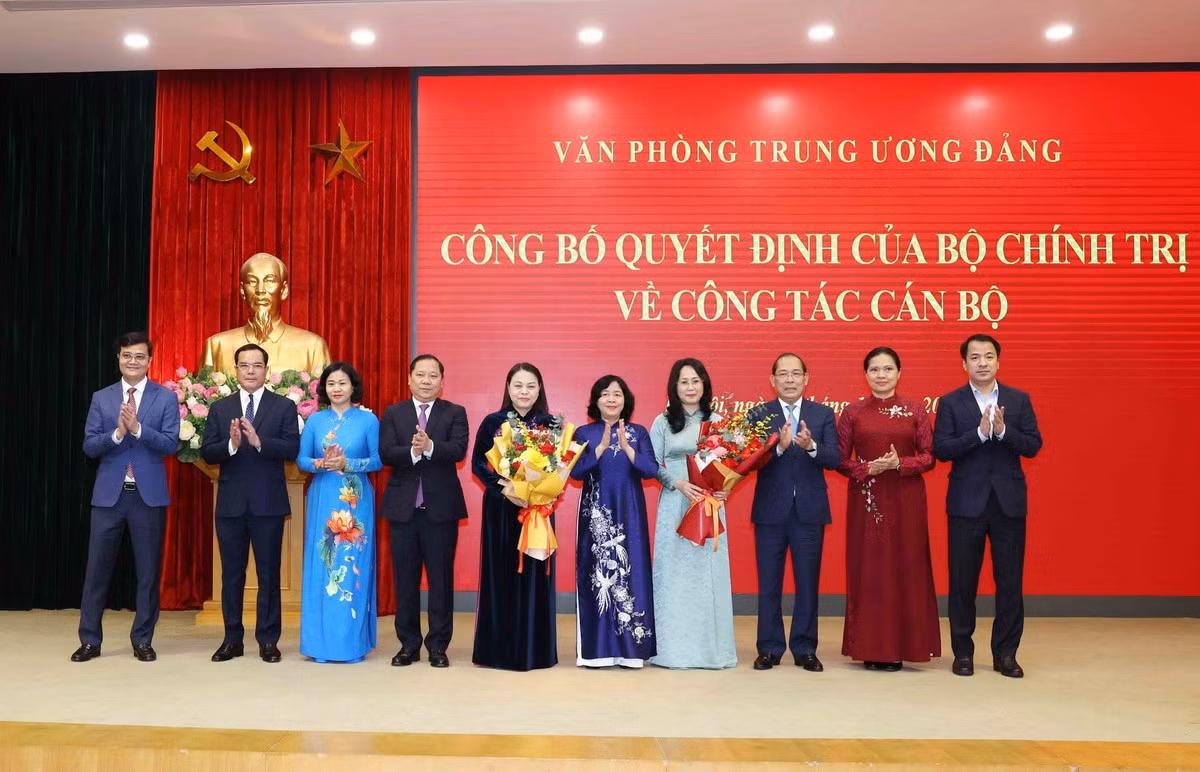 thuong-truc-ban-bi-thu-trao-quyet-dinh-nguyen-thi-thu-ha-2.jpg