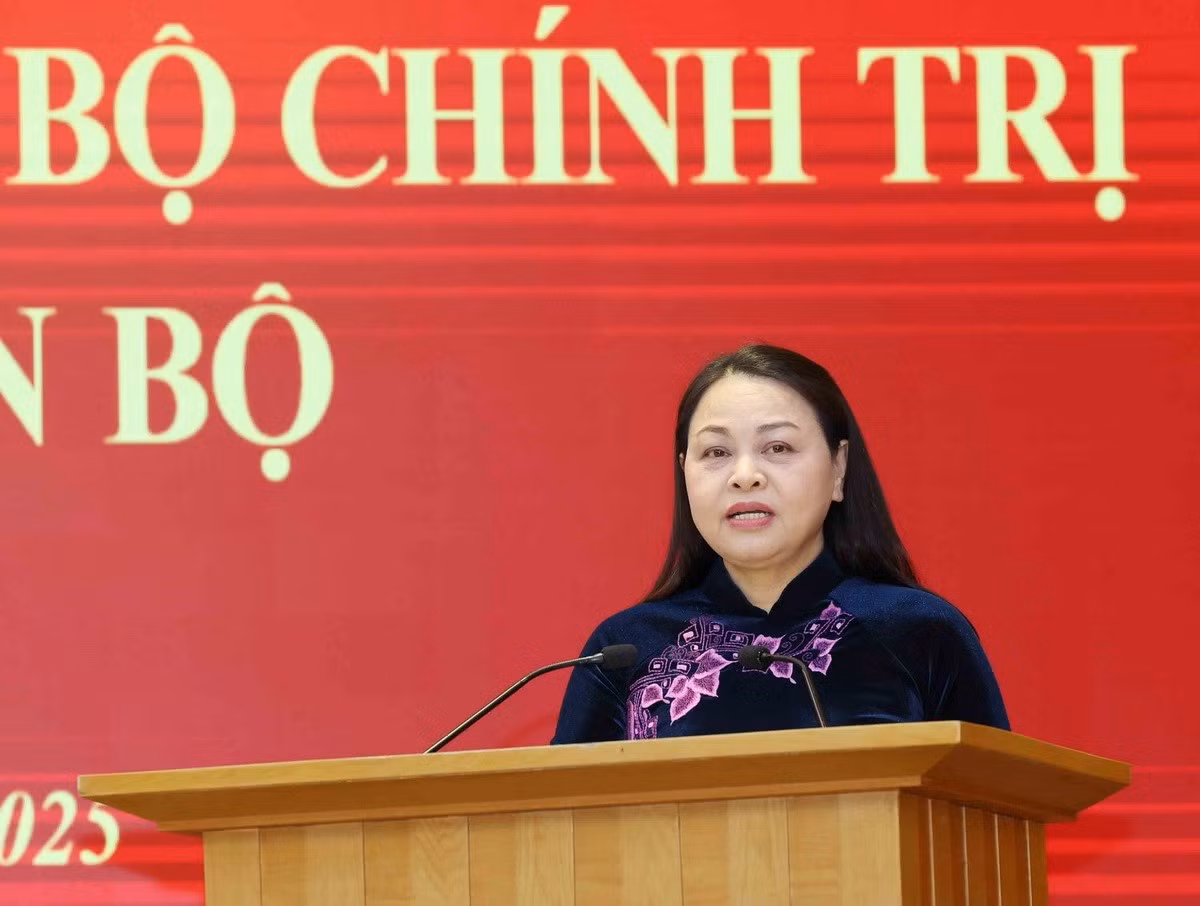 thuong-truc-ban-bi-thu-trao-quyet-dinh-nguyen-thi-thu-ha-3.jpg