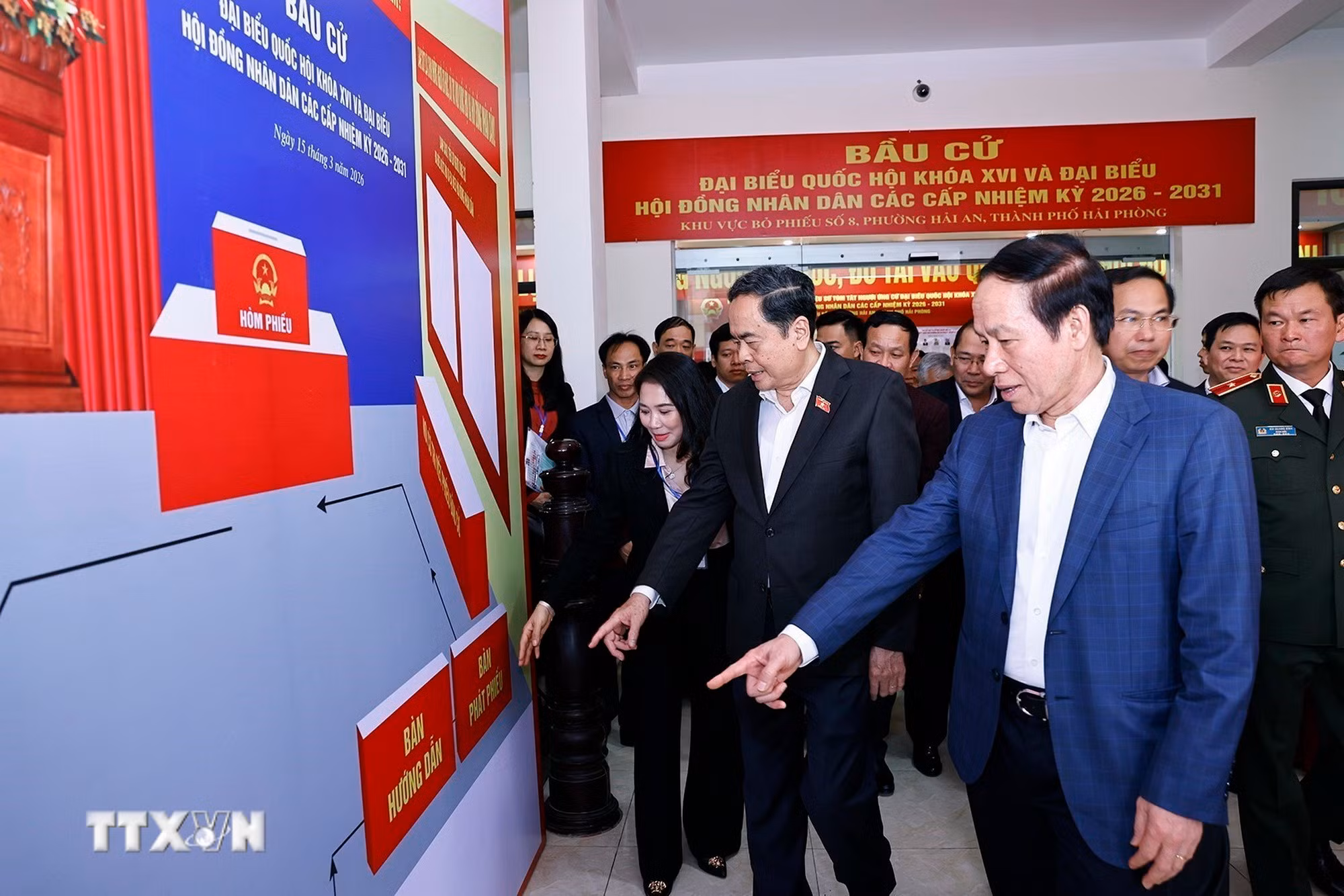 ttxvn-2602-chu-tich-quoc-hoi-cong-tac-bau-cu-hai-phong-7.jpg
