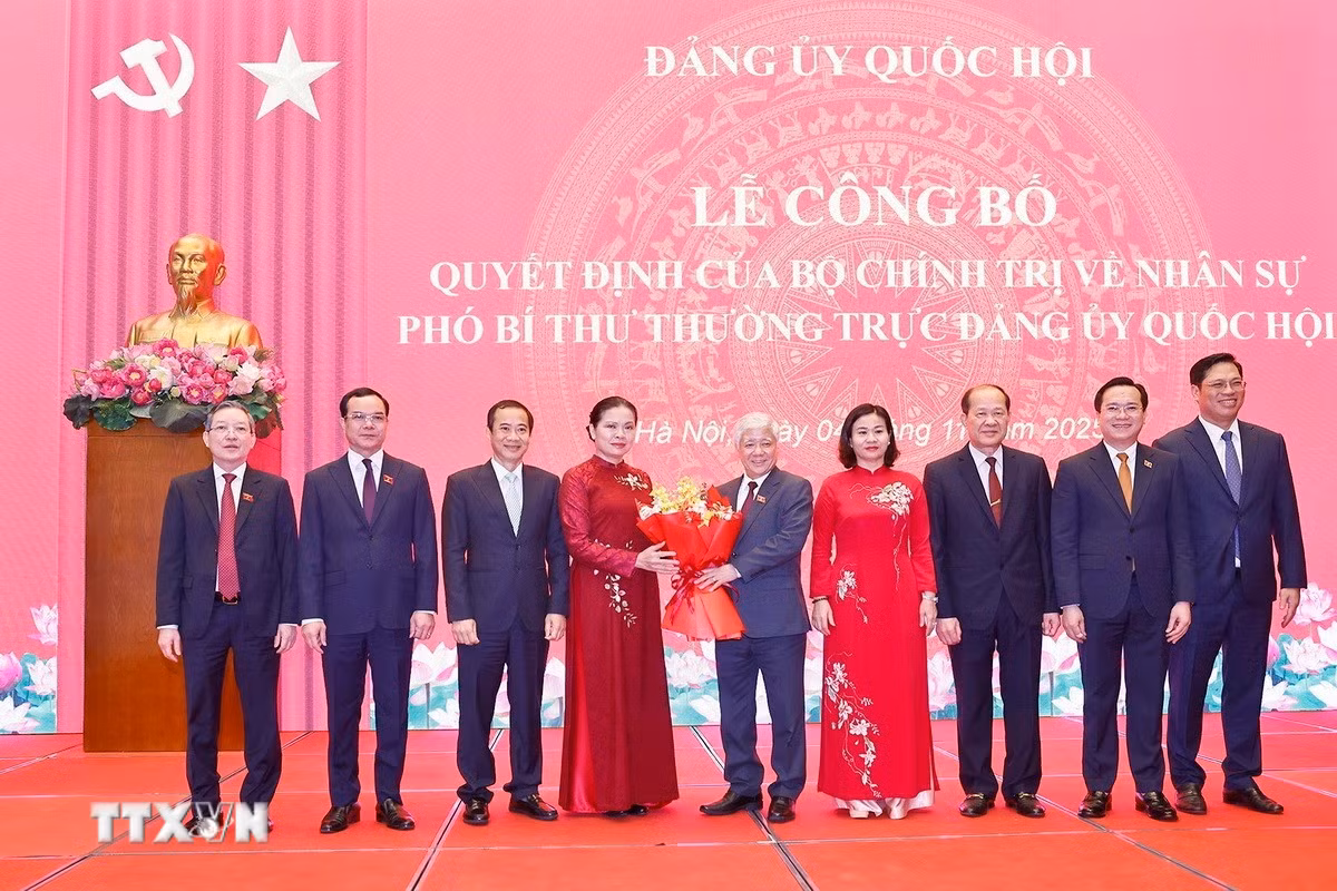 ttxvn-0411-tong-bi-thu-trao-quyet-dinh-do-van-chien-8.jpg