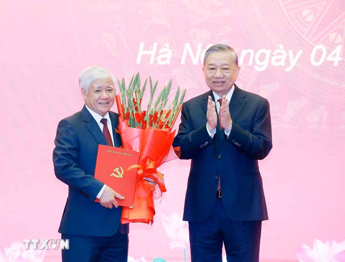 ttxvn-0411-tong-bi-thu-trao-quyet-dinh-do-van-chien.jpg
