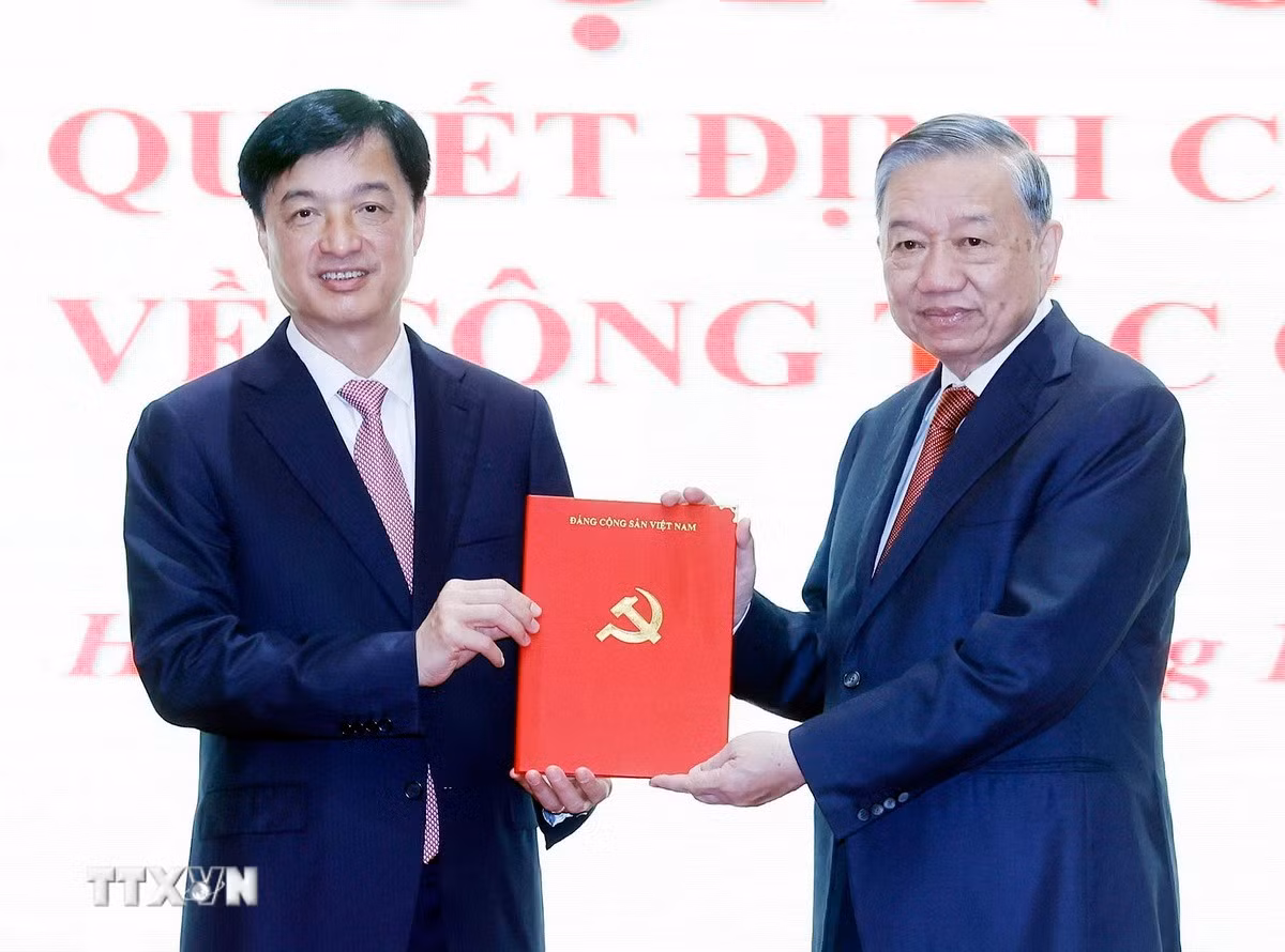 ttxvn-0411-tong-bi-thu-trao-quyet-dinh-nguyen-duy-ngoc-1.jpg