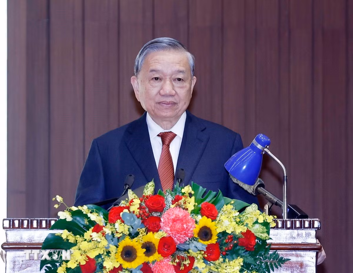 ttxvn-0411-tong-bi-thu-trao-quyet-dinh-nguyen-duy-ngoc-2.jpg