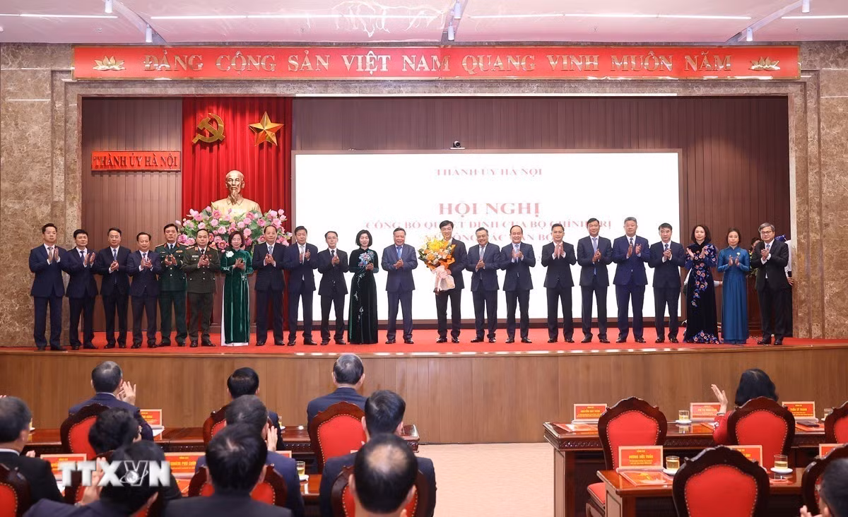ttxvn-0411-tong-bi-thu-trao-quyet-dinh-nguyen-duy-ngoc-9.jpg