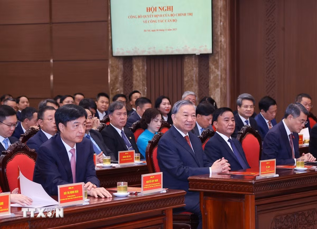 ttxvn-0411-tong-bi-thu-trao-quyet-dinh-nguyen-duy-ngoc-5.jpg