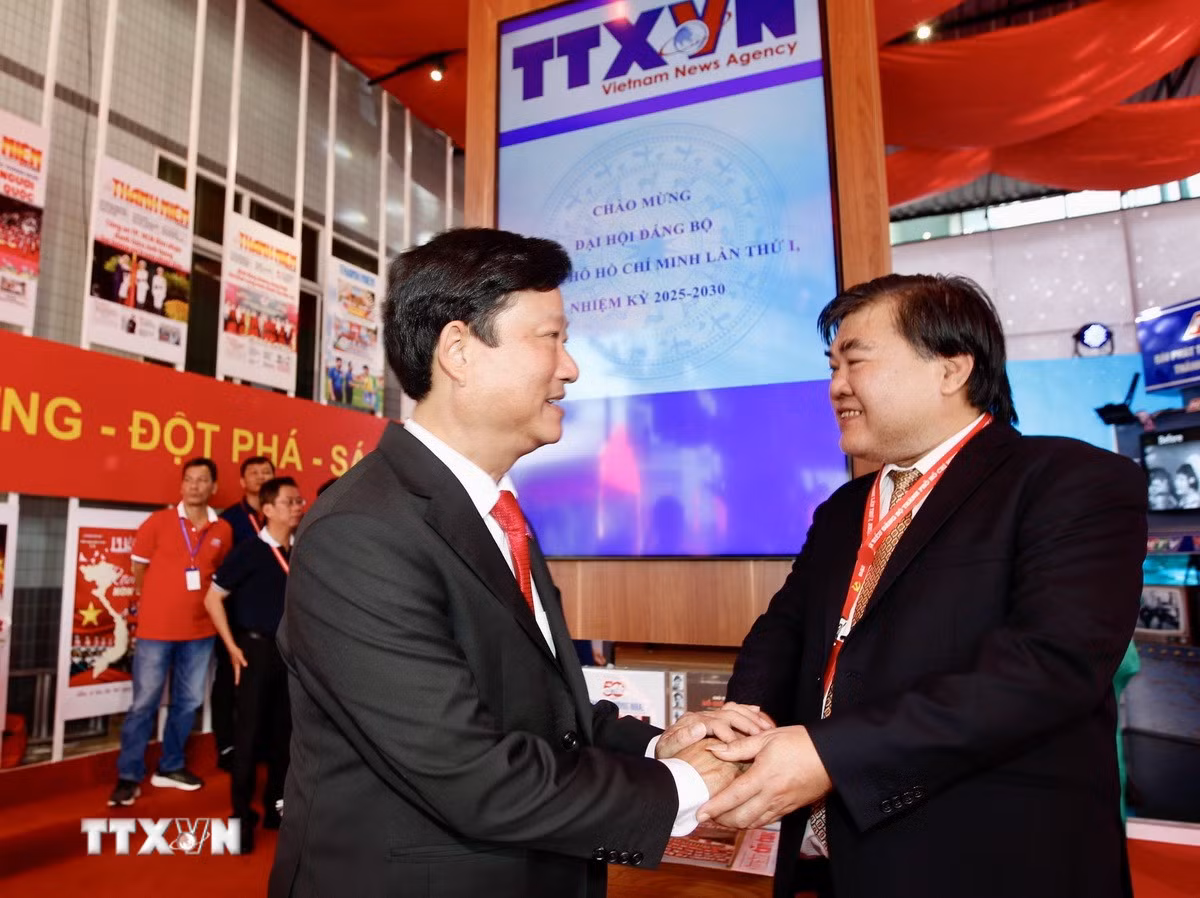 ttxvn-1410-lanh-dao-dang-trien-lam-dai-hoi-dang-thanh-pho-ho-chi-minh-5.jpg