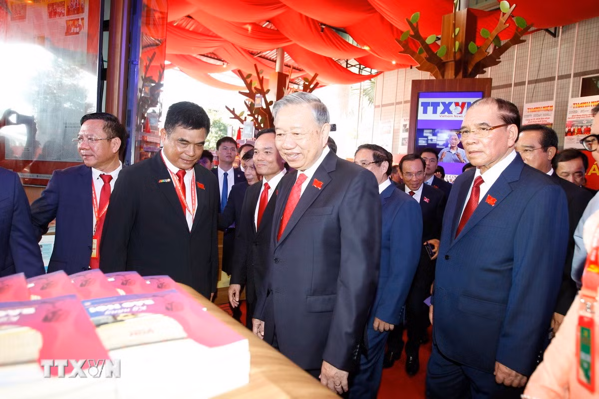 ttxvn-1410-lanh-dao-dang-trien-lam-dai-hoi-dang-thanh-pho-ho-chi-minh-2.jpg