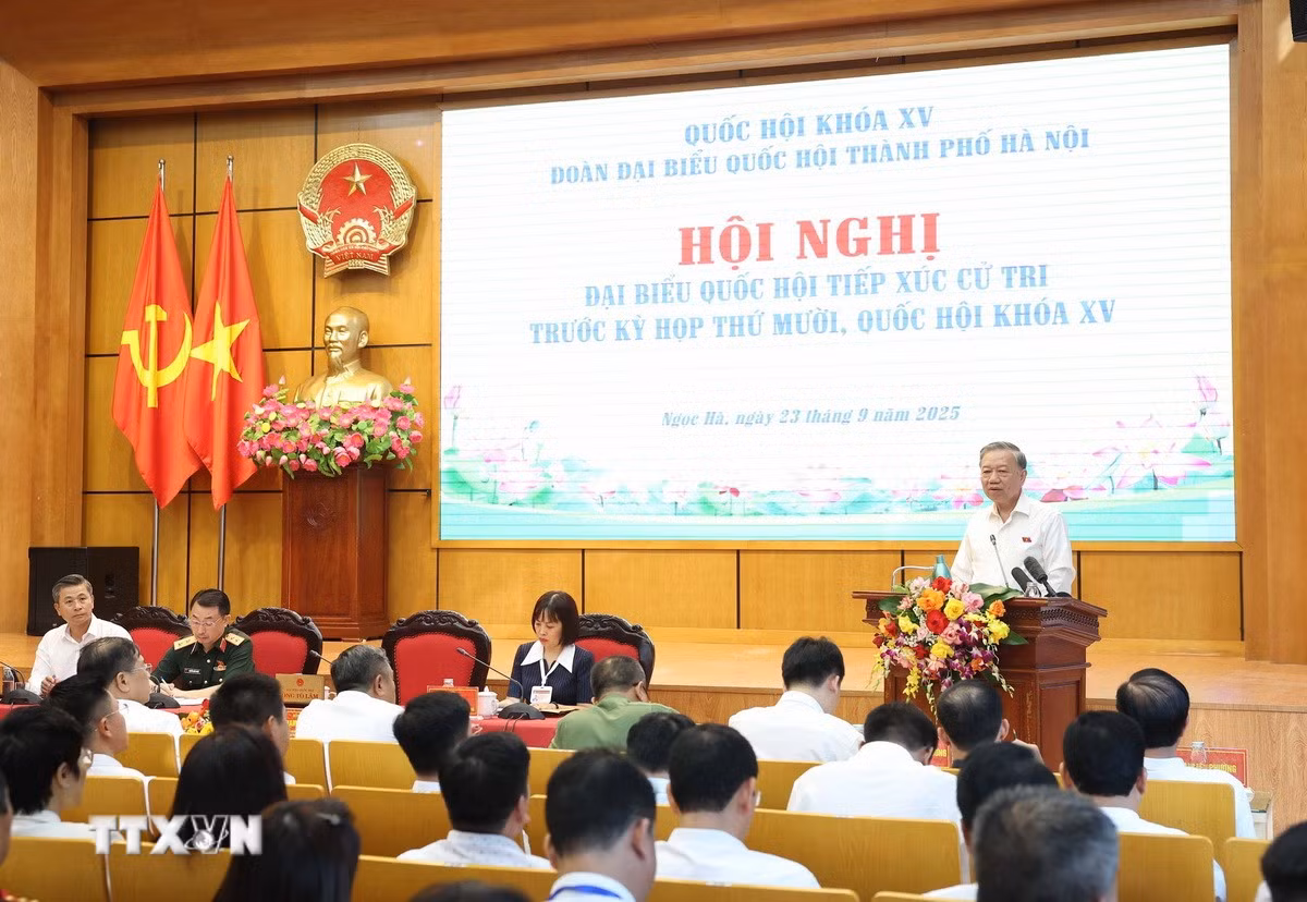 ttxvn-2309-tong-bi-thu-tiep-xuc-cu-tri-ha-noi-2.jpg