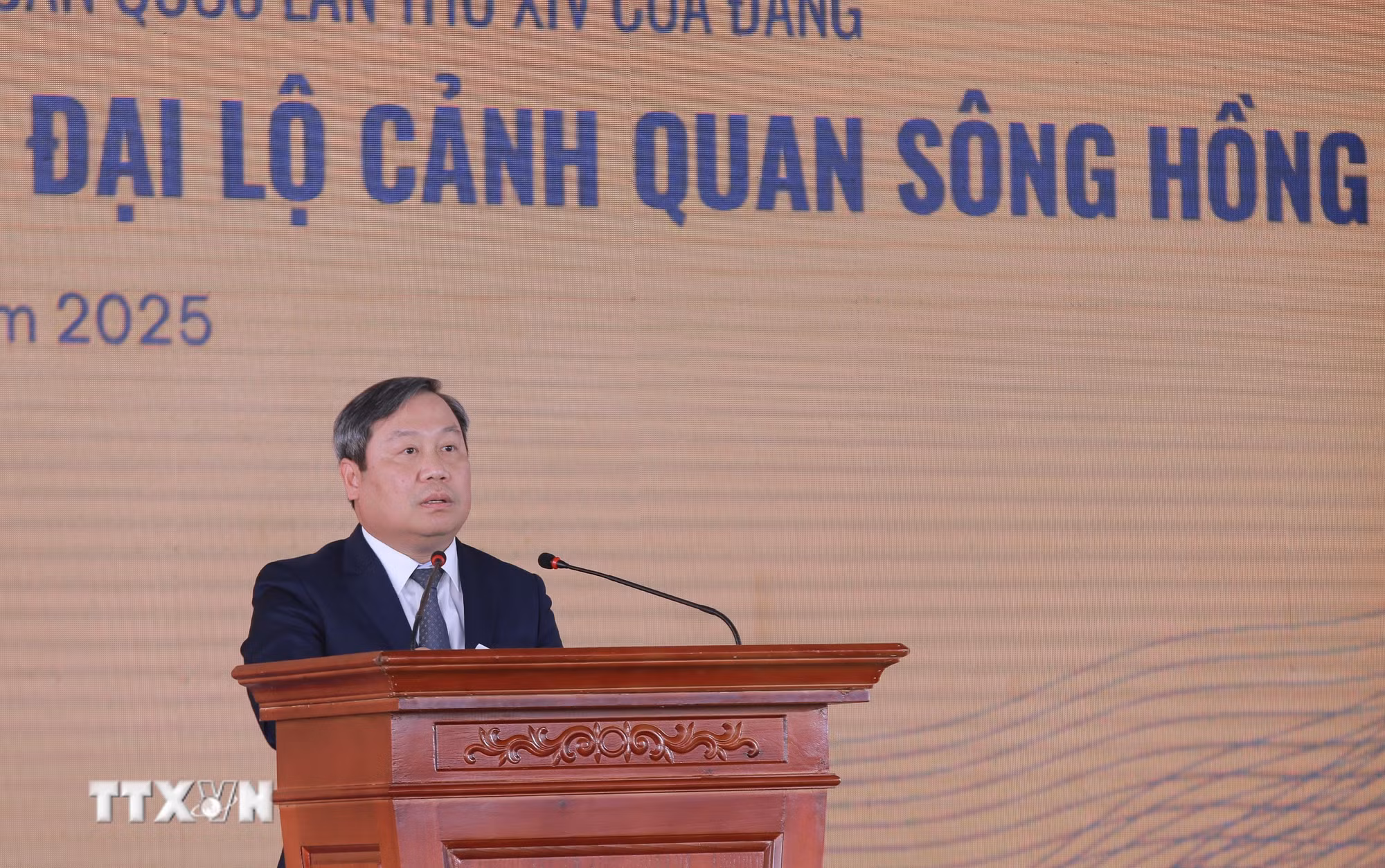 ttxvn-1912-chu-tich-quoc-hoi-khoi-cong-du-an-dai-lo-song-hong-14.jpg