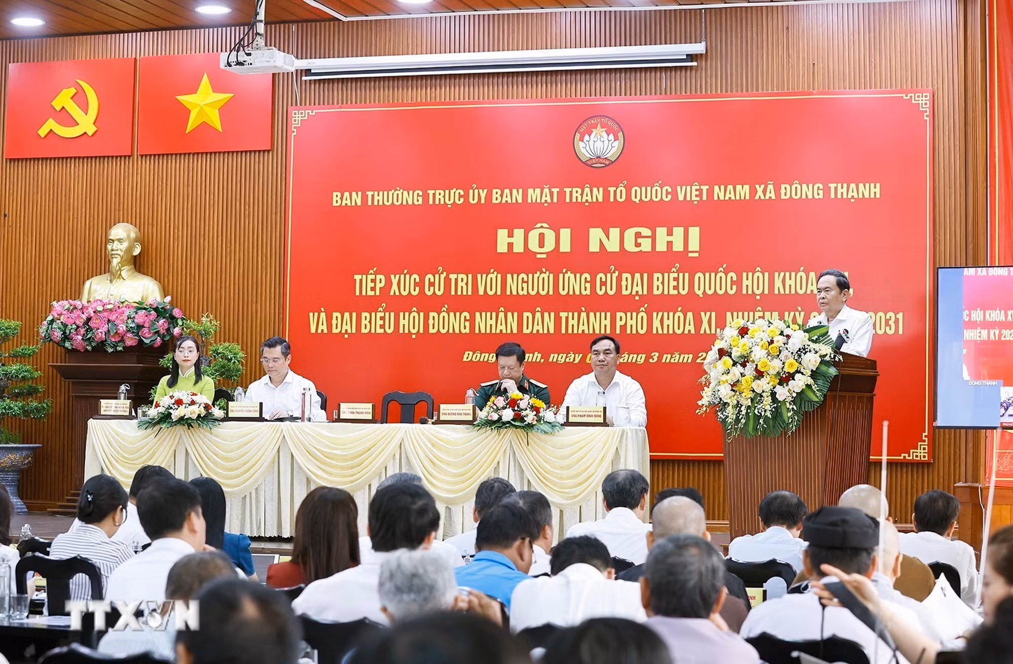 ttxvn-0403-chu-tich-quoc-hoi-tiep-xuc-cu-tri-thanh-pho-ho-chi-minh-3.jpg