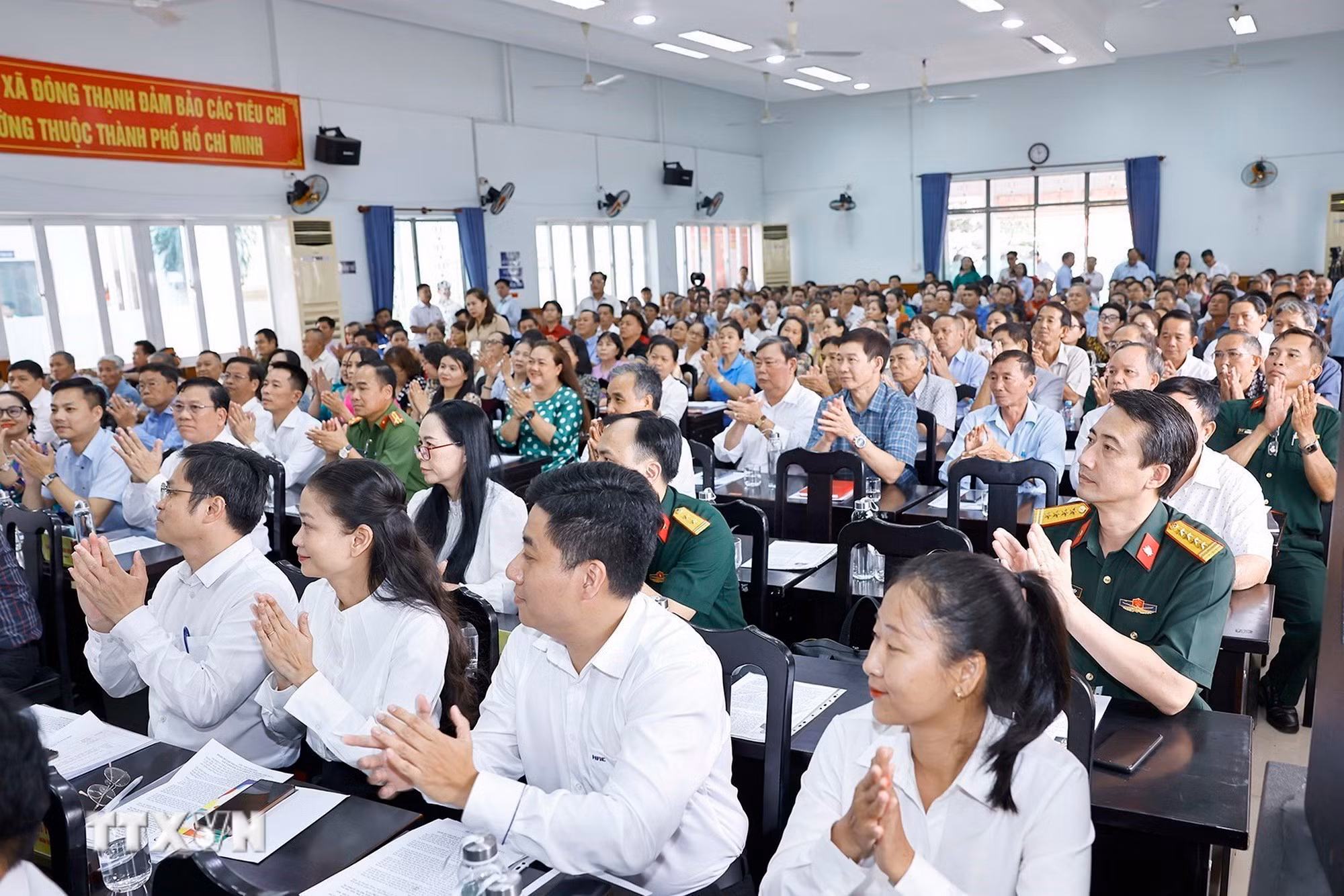 ttxvn-0403-chu-tich-quoc-hoi-tiep-xuc-cu-tri-thanh-pho-ho-chi-minh-4.jpg