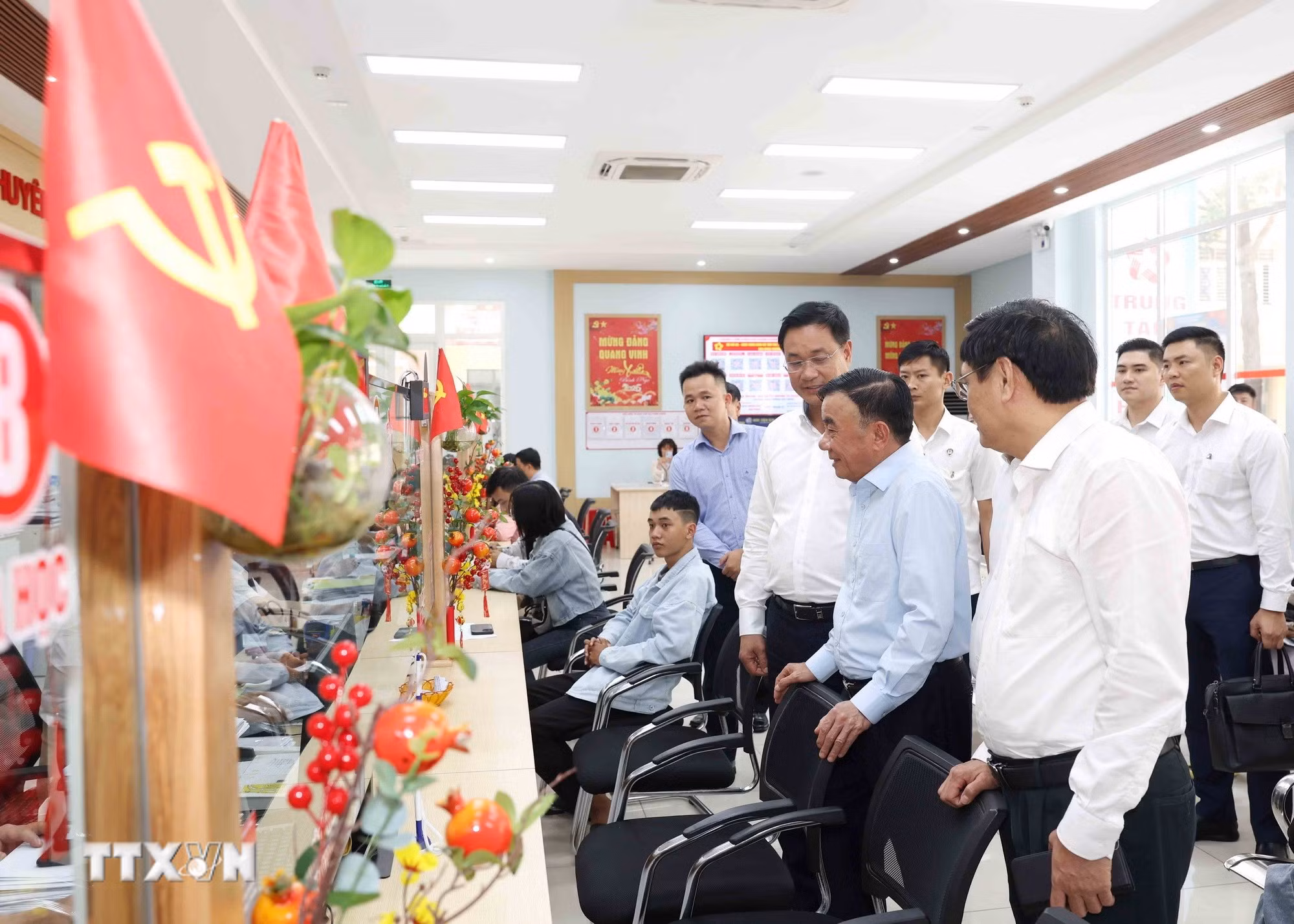 ttxvn-0403-thuong-truc-ban-bi-thu-tiep-xuc-cu-tri-da-nang-13.jpg