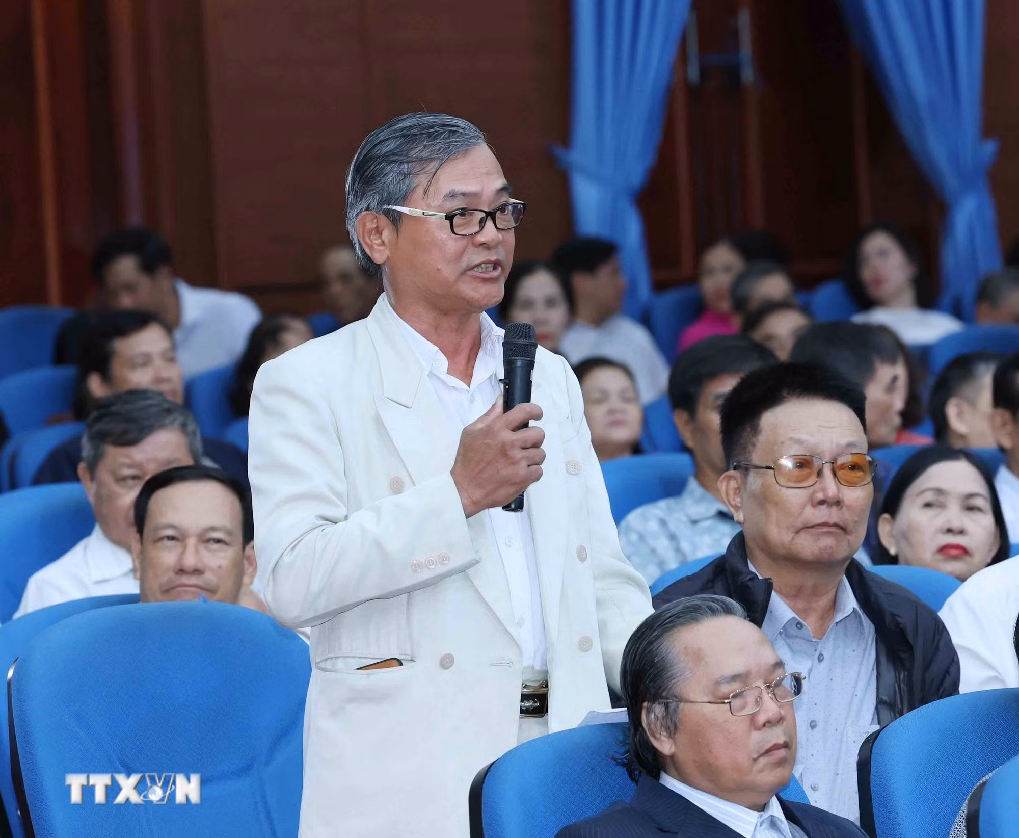 ttxvn-0403-thuong-truc-ban-bi-thu-tiep-xuc-cu-tri-da-nang-8.jpg