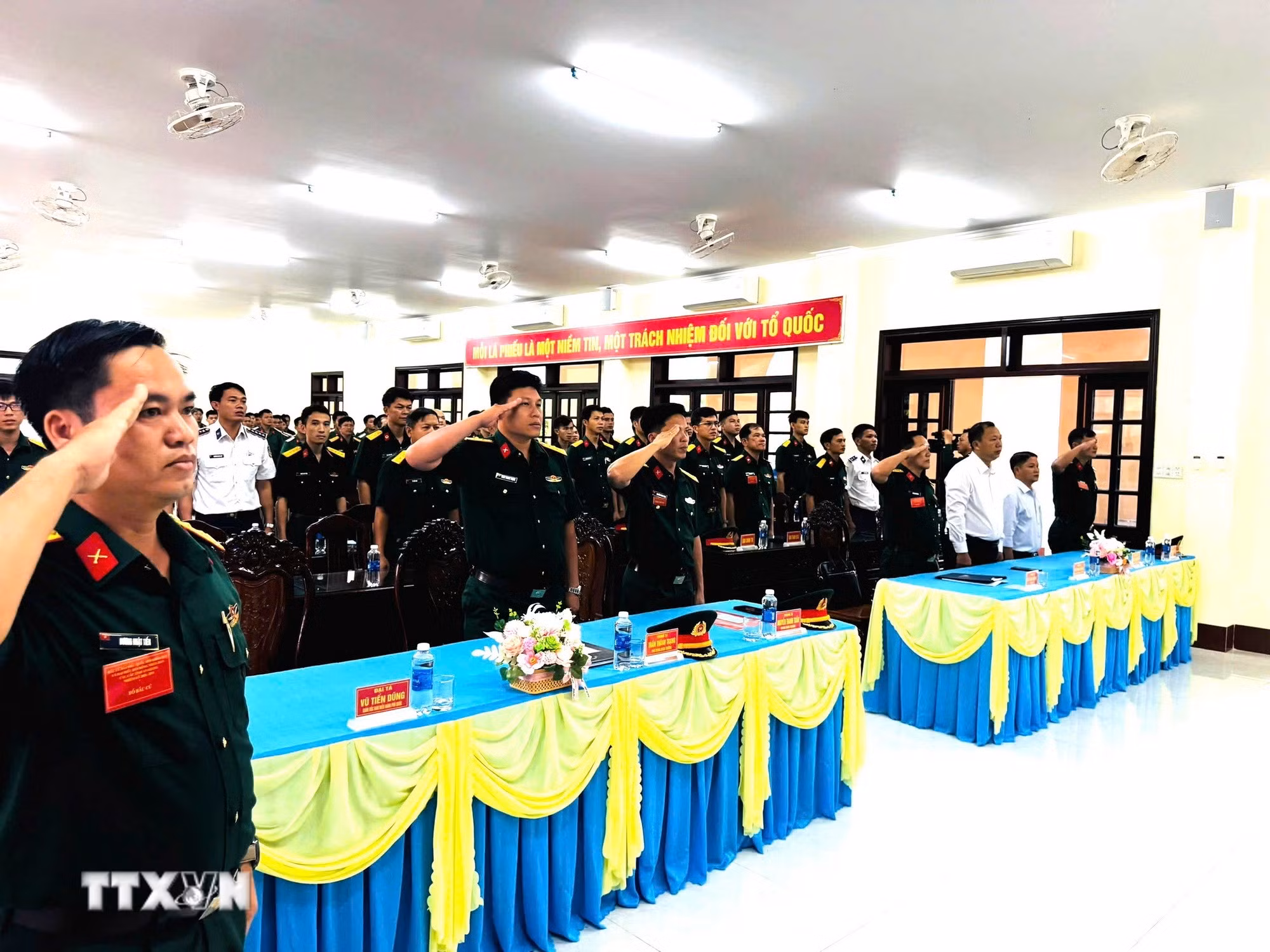ttxvn-0803-cu-tri-dac-khu-tho-chau-bau-cu-som-5.jpg