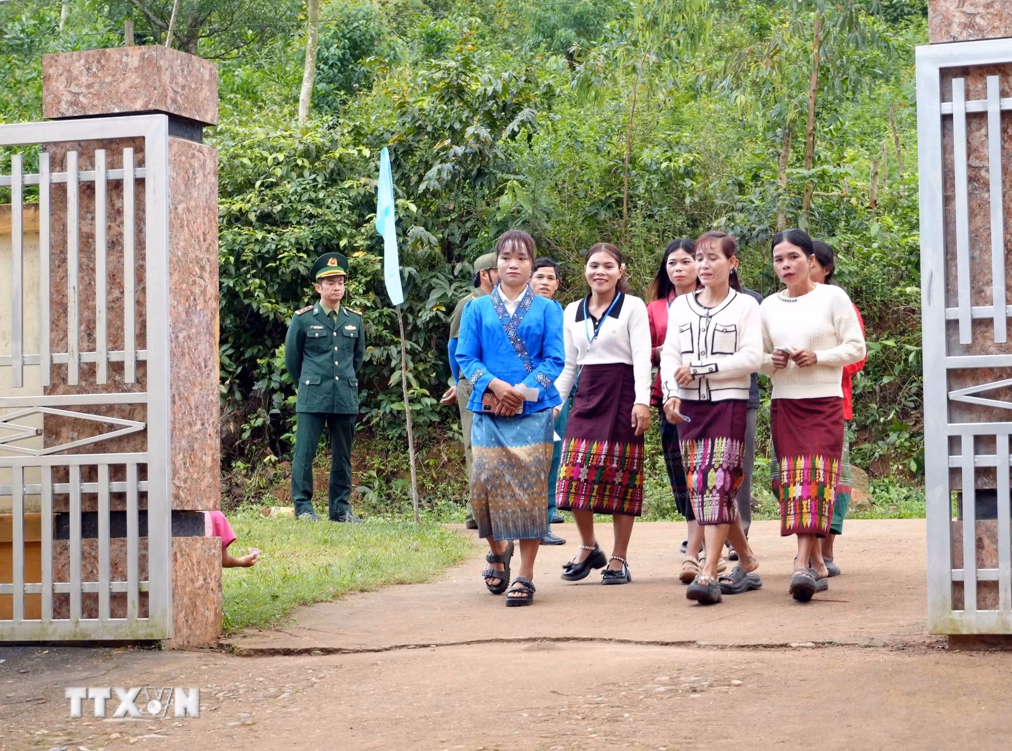 ttxvn-0803-bau-cu-som-xa-bien-gioi-truong-son-quang-tri-6.jpg