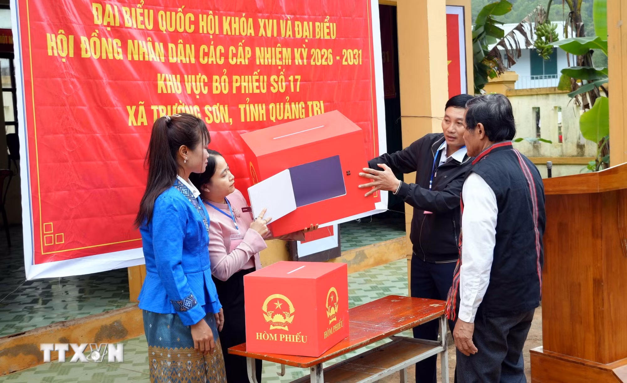ttxvn-0803-bau-cu-som-xa-bien-gioi-truong-son-quang-tri-2.jpg