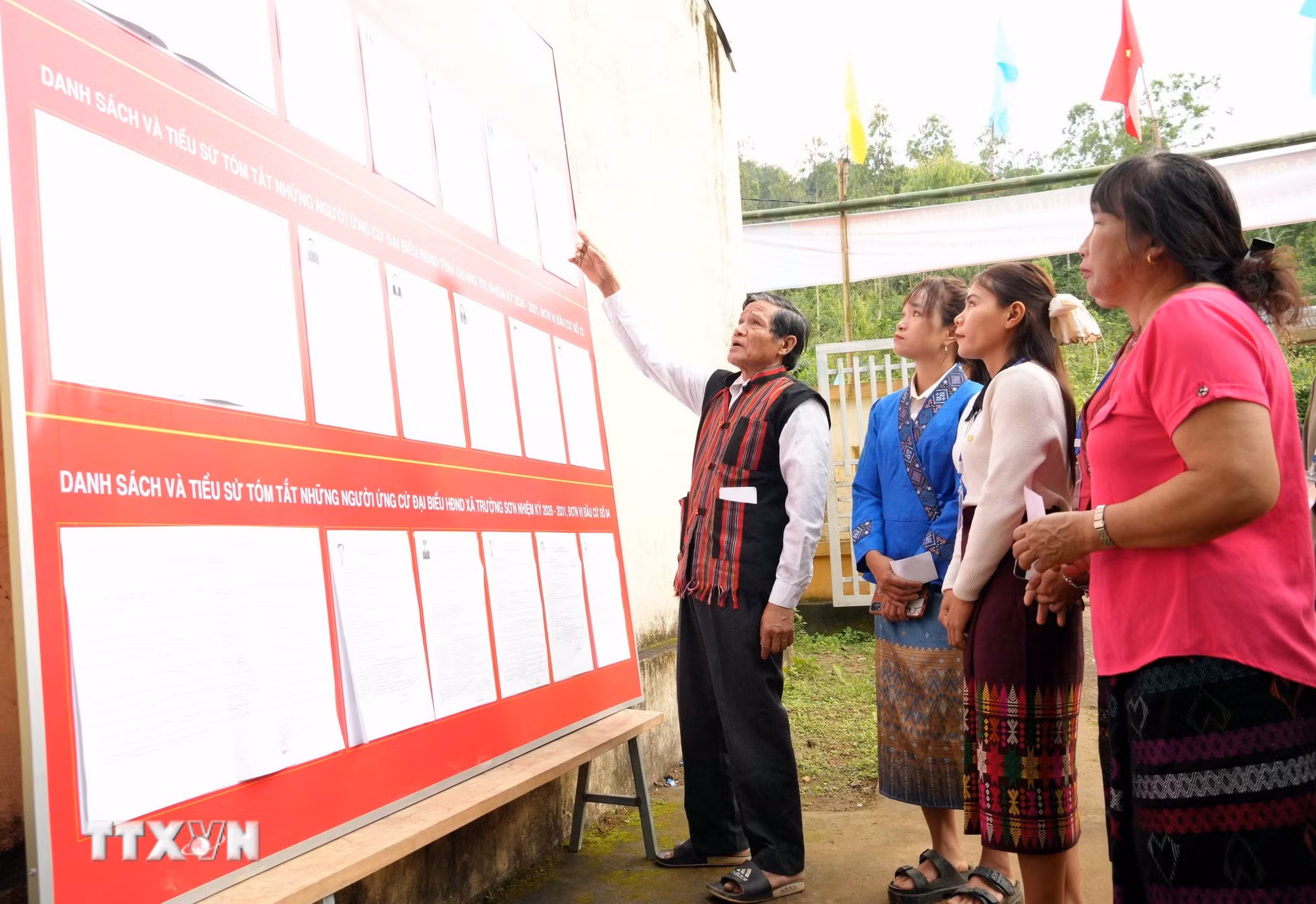 ttxvn-0803-bau-cu-som-xa-bien-gioi-truong-son-quang-tri-13.jpg