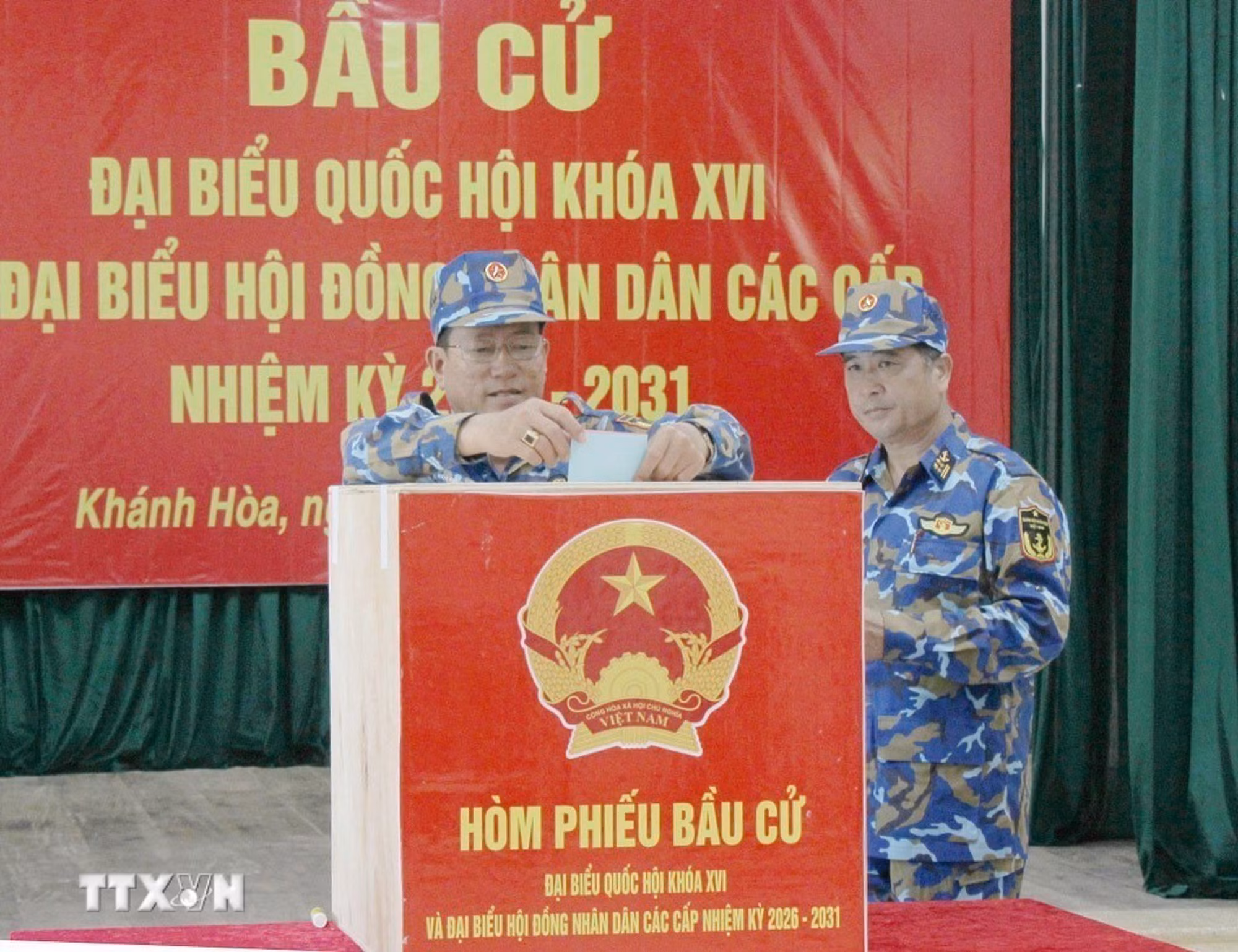 ttxvn-0803-bau-cu-som-dac-khu-truong-sa-1.jpg