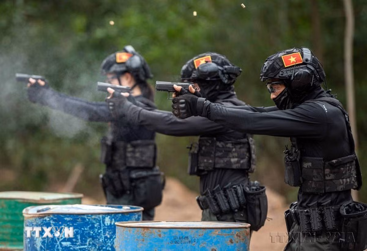 ttxvn-2809-cong-an-chong-khung-bo-4545.jpg