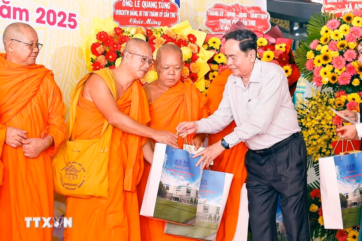 ttxvn-0911-chu-tich-quoc-hoi-dai-doan-ket-dan-toc-can-tho-12.jpg