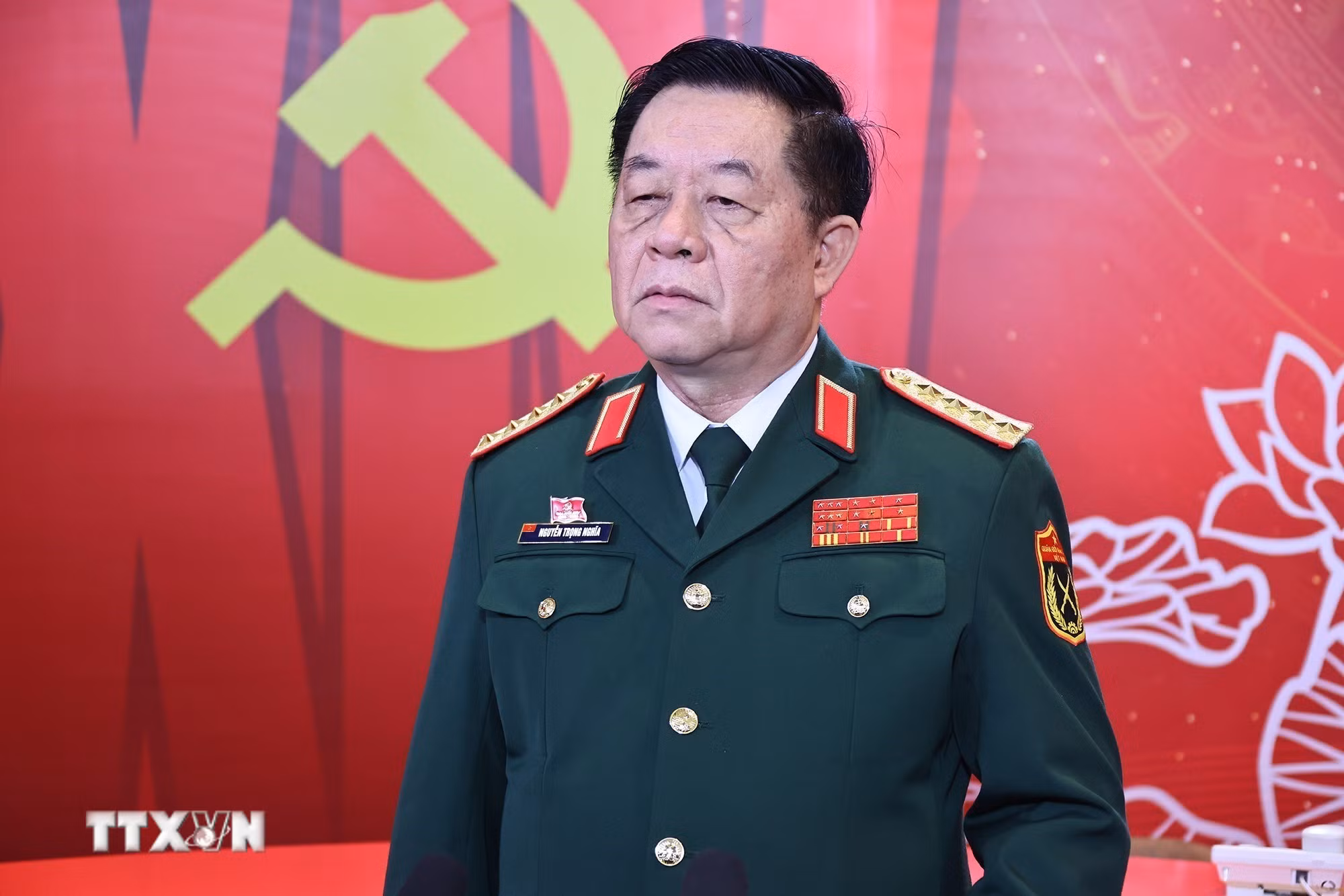 ttxvn-2001-dai-tuong-nguyen-trong-nghia-tham-khu-tac-nghiep-7.jpg