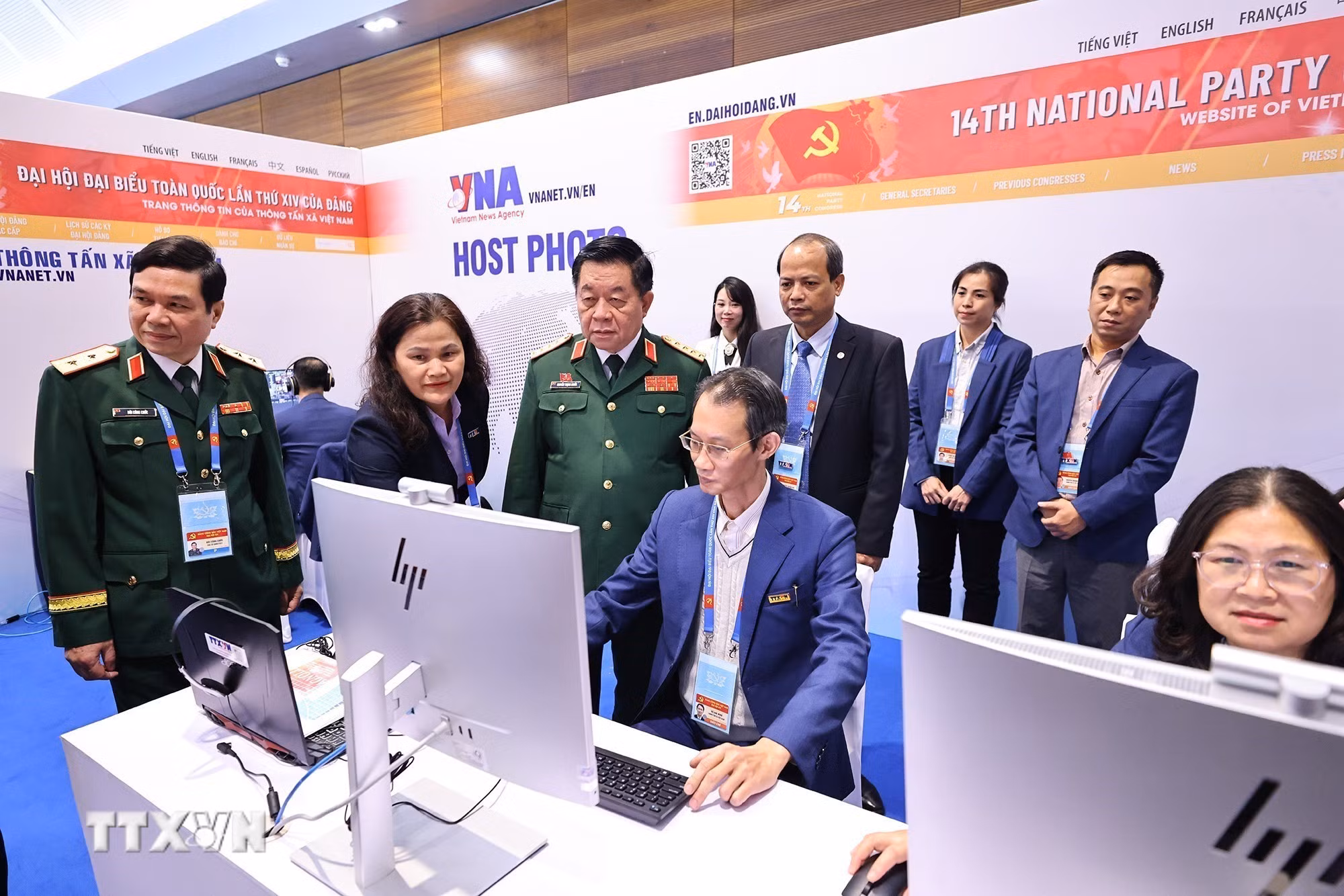 ttxvn-2001-dai-tuong-nguyen-trong-nghia-tham-khu-tac-nghiep-3.jpg