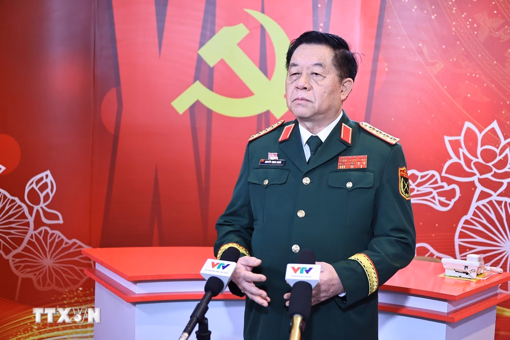 ttxvn-2001-dai-tuong-nguyen-trong-nghia-tham-khu-tac-nghiep-6.jpg