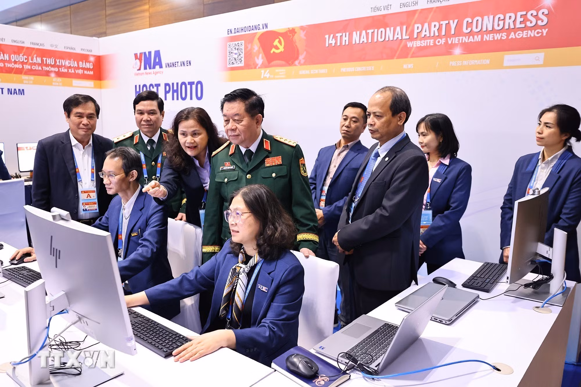 ttxvn-2001-dai-tuong-nguyen-trong-nghia-tham-khu-tac-nghiep-1.jpg