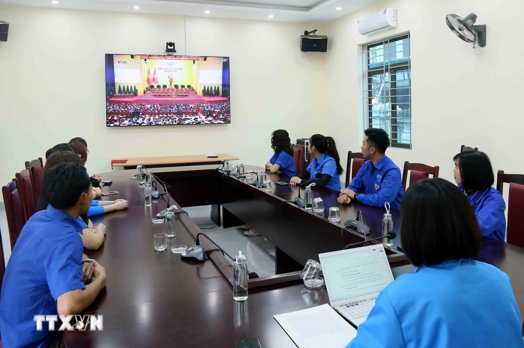 Đoàn viên thanh niên theo dõi phiên khai mạc Đại hội XIV của Đảng được truyền hình trực tiếp. (Ảnh: Quang Quyết/TTXVN)