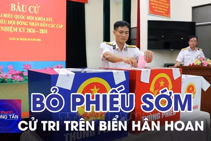 Cử tri làm việc dài ngày trên biển hân hoan đi bỏ phiếu sớm