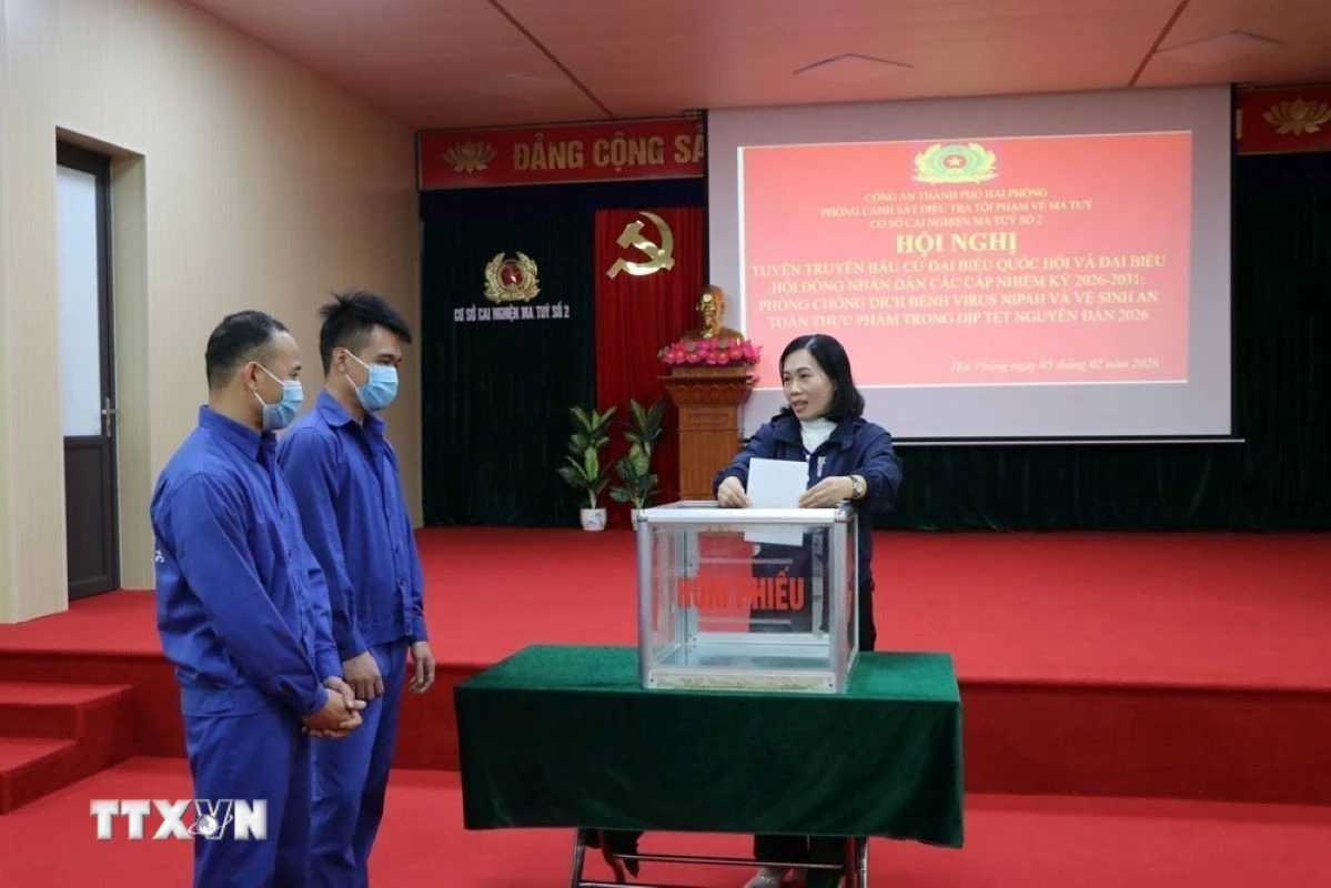 Học viên được hướng dẫn thực hiện bỏ phiếu đúng quy định. (Ảnh: Mạnh Minh/TTXVN)
