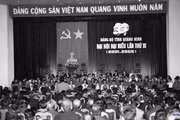 Đoàn Chủ tịch tại Đại hội Đảng bộ Thành phố Hà Nội lần thứ XIII (2001). Ảnh: TTXVN