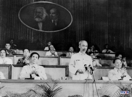 Chủ tịch Hồ Chí Minh đọc báo cáo chính trị tại Đại hội đại biểu toàn quốc lần thứ III của Đảng (9/1960). Ảnh: TTXVN
