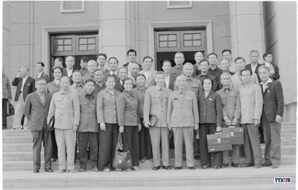 Đồng chí Nguyễn Lương Bằng với các đại biểu Đảng bộ Thanh Hóa. Ảnh: TTXVN