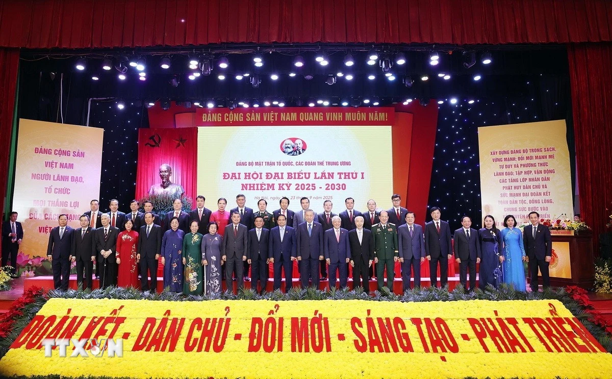 Tổng Bí thư Tô Lâm, Thủ tướng Phạm Minh Chính và các đại biểu dự Đại hội đại biểu Đảng bộ Mặt trận Tổ quốc, các đoàn thể Trung ương lần thứ nhất. (Ảnh: Thống Nhất/TTXVN)
