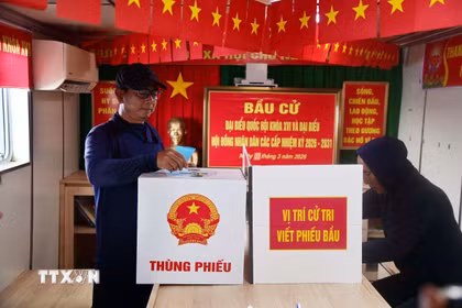 Cử tri là ngư dân tàu cá QNg 96435 TS của tỉnh Quảng Ngãi đang khai thác thủy hải sản tại khu vực cụm Ba Kè bỏ phiếu bầu cử. (Ảnh: TTXVN phát)