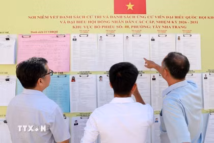 Cử tri khu phố Võ Cang, phường Tây Nha Trang (Khánh Hòa) xem danh sách cử tri niêm yết tại khu vực bỏ phiếu bầu cử. (Ảnh: Xuân Triệu/TTXVN)