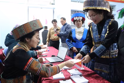 Đông đảo cử tri đi bỏ phiếu tại tổ bầu cử số 4 bản Hợp 2, xã Dào San. (Ảnh: Nguyễn Oanh/TTXVN)