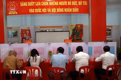 Cử tri tỉnh Khánh Hòa bầu chọn đại biểu Quốc hội khóa XVI và HĐND các cấp. (Ảnh: Xuân Triệu/TTXVN)