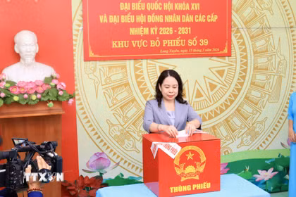 Phó Chủ tịch nước Võ Thị Ánh Xuân bỏ phiếu bầu cử tại khu vực bỏ phiếu số 39, phường Long Xuyên, An Giang. (Ảnh: Thanh Sang/TTXVN)