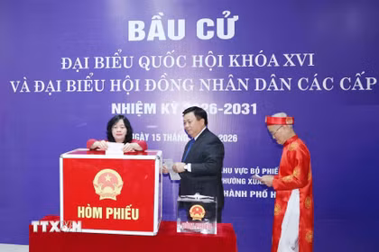 Chủ tịch Uỷ ban Trung ương Mặt trận Tổ quốc Việt Nam Bùi Thị Minh Hoài cùng các cử tri bỏ phiếu bầu cử. (Ảnh: Phương Hoa/TTXVN)