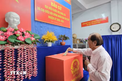 Cử tri Cà Mau thực hiện nghĩa vụ công dân của mình. (Ảnh: Trung Hiếu/TTXVN)