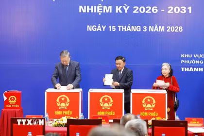 Tổng Bí thư Tô Lâm và đồng chí Trần Cẩm Tú, Ủy viên Bộ Chính trị, Thường trực Ban Bí thư bỏ phiếu bầu cử tại Khu vực bỏ phiếu số 02 phường Ba Đình, thành phố Hà Nội. (Ảnh: Thống Nhất/TTXVN)