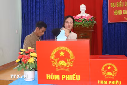 Cử tri bỏ phiếu bầu cử. (Ảnh: Đinh Hương/TTXVN)