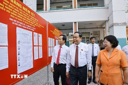 Chủ tịch Quốc hội Trần Thanh Mẫn kiểm tra công tác bầu cử tại Khu vực bỏ phiếu số 14 Trường THCS Đỗ Văn Dậy, xã Hóc Môn, Thành phố Hồ Chí Minh. (Ảnh: Doãn Tấn/TTXVN)