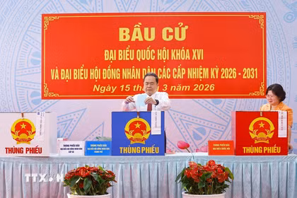 Chủ tịch Quốc hội Trần Thanh Mẫn bỏ phiếu bầu cử tại Khu vực bỏ phiếu số 14 Trường THCS Đỗ Văn Dậy, xã Hóc Môn, Thành phố Hồ Chí Minh. (Ảnh: Doãn Tấn/TTXVN)