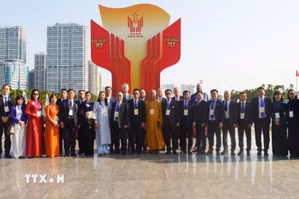 Tổng Bí thư Tô Lâm tặng quà cho các kiều bào tiêu biểu. (Ảnh: Thống Nhất/TTXVN)