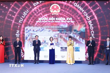 Phó Chủ tịch Quốc hội Nguyễn Thị Thanh và Tổng Giám đốc TTXVN Vũ Việt Trang cùng các đại biểu thực hiện nghi thức khai trương chuyên trang. (Ảnh: Minh Đức/TTXVN)