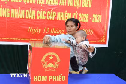 Cử tri bản Co Phạt, xã Môn Sơn (Nghệ An) bỏ phiếu bầu đại biểu Quốc hội khóa XVI và đại biểu HĐND các cấp nhiệm kỳ 2026-2031. (Ảnh: Văn Tý/TTXVN)