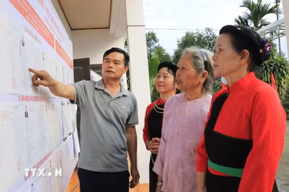 Người dân được Bí thư chi bộ thôn Yên Thắng, xã Yên Bình giới thiệu các đại biểu ứng cử. (Ảnh: Tuấn Anh/TTXVN)